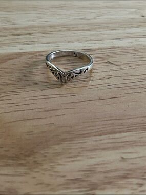 Delicate Silver V-Shape Filigree Ring - Silver